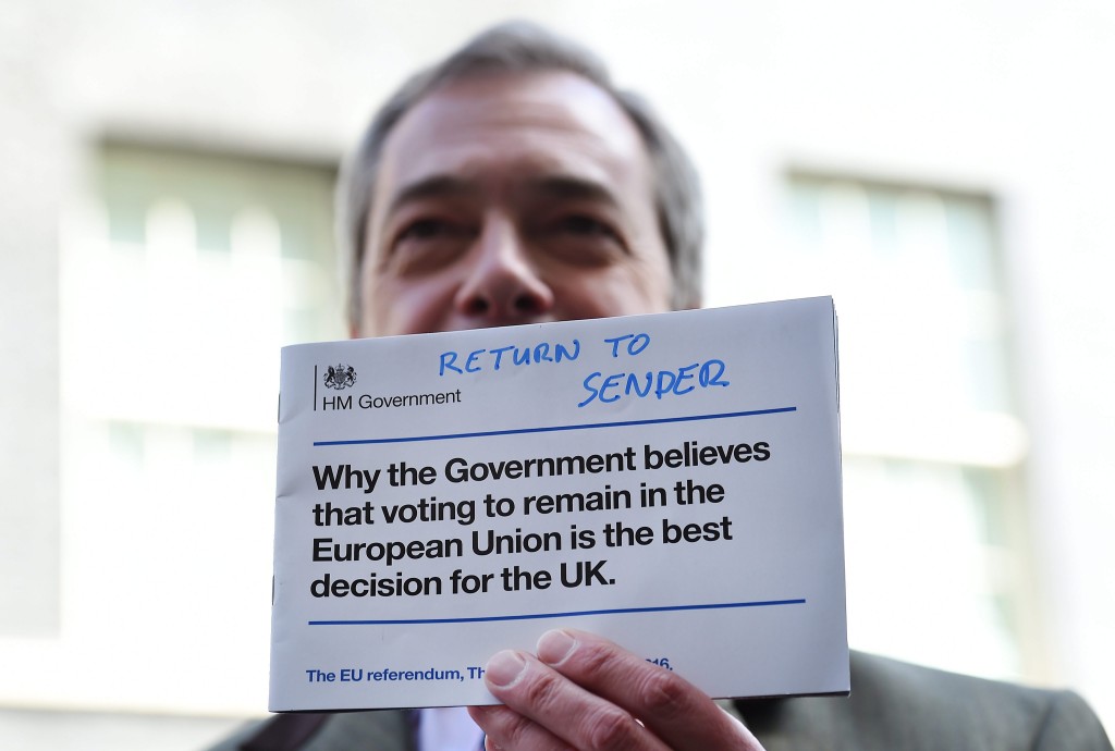Nigel Farage van de UKIP komt bij de ambtswoning van David Cameron uitleg vragen over een huis-aan-huis verspreid campagnebrief. Foto: EPA