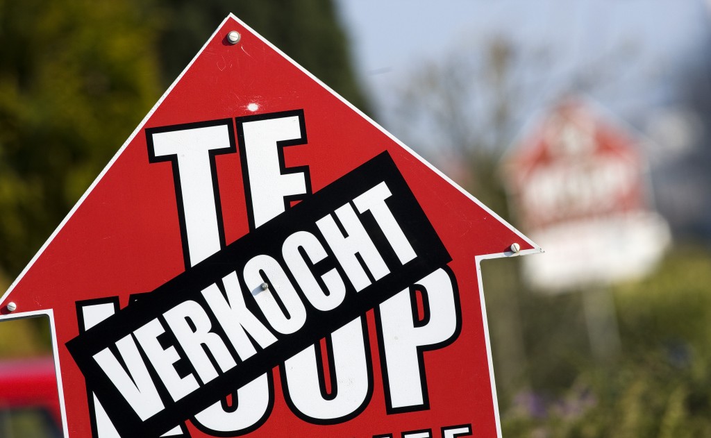 Het aantal woningverkopen valt in 2016 fors hoger uit dan aanvankelijk gedacht. Het Economisch Bureau van ABN Amro voorspelt dat dit jaar 15 procent meer huizen van eigenaar wisselen dan in 2015. Dat werd woensdag bekendgemaakt.