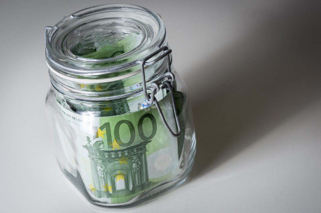 Het samenvoegen van drie overheidsbanken kan een besparing van 3 miljard euro opleveren. Dat staat in een onderzoeksrapport in opdracht van oud-voorzitter Jeroen Kremers van het Nederlandse Investerings Agentschap, dat donderdag wordt aangeboden aan minister van Financiën Jeroen Dijsselbloem.