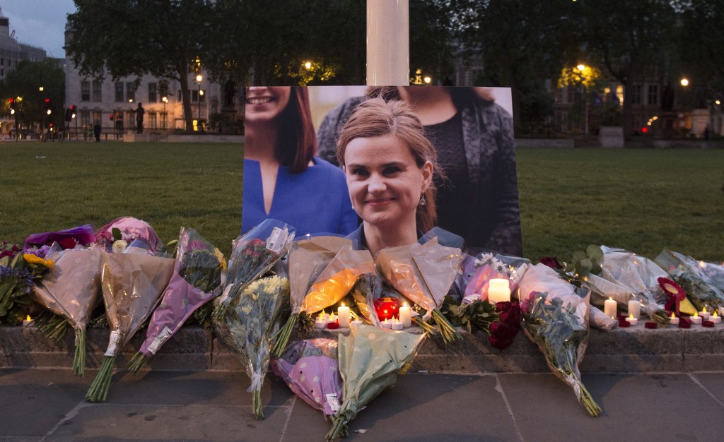 Het schokkende nieuws over de moord op de Britse Labour-parlementariër Jo Cox is op valutamarkten meteen omgezet in kille cijfers: kans op Brexit iets kleiner. Jo Cox werd donderdagmiddag neergeschoten en neergestoken. Ze overleed in het ziekenhuis aan haar verwondingen. De politie hield een 52-jarige man aan. Lees hier een uitgebreid verslag over de moord op Cox, die actief campagne voerde voor behoud van het Britse EU-lidmaatschap. De partijen in Groot-Brittannië schortten hun campagnes vóór en tegen het EU-lidmaatschap donderdagmiddag onmiddellijk op.