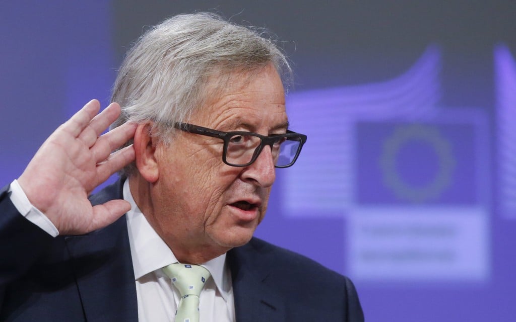 De keuze van het Verenigd Koninkrijk voor een Brexit bij het EU-referendum van vrijdag zorgt voor tal van verwachte en onverwachte ontwikkelingen. Z24 houdt je op de hoogte van het belangrijkste nieuws. 1)Juncker: snel scheiden (ANP) - De voorzitter van de Europese Commissie, Jean Claude Juncker, heeft al zijn ambtenaren en commissarissen een ‘presidentieel verbod’ op contacten met vertegenwoordigers van het Verenigd Koninkrijk opgelegd. ,,Ik wil geen schaduwboksen en kat-en-muisspelletjes. Er mag niet de indruk ontstaan dat er duistere onderhandelingen ontstaan in achterkamertjes.'' Hij zei dit dinsdagmorgen in een roerig Europees Parlement waar over het vertrek van de Britten werd gedebatteerd, in aanwezigheid van alle 28 EU-commissarissen.