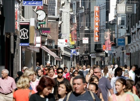 Onder meer door een groot aantal faillissementen zien internationale winkelketens een kans op de Nederlandse markt. Amsterdam dient als proeflocatie, schrijft Retailwatching