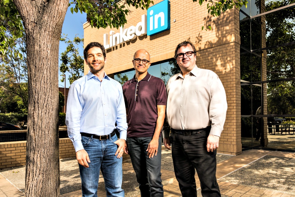 CEO Jeff Weiner van LinkedIn (links), topman Satya Nadella van Microsoft (midden) en LinkedIn-oprichter Reid Hoffman.