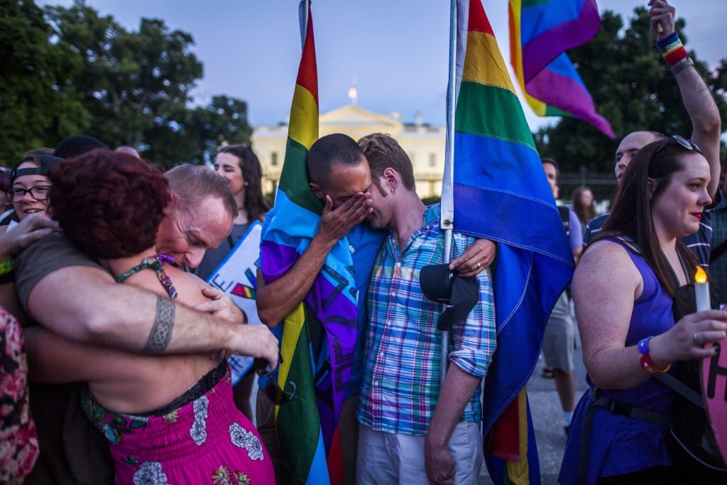 De 29-jarige Omar Mateen, die zondag in Orlando vijftig mensen doodschoot, werkte bij beveiligingsbedrijf G4S en droeg voor zijn werk een wapen. Dat maakte het bedrijf zondag (lokale tijd) bekend. Volgens een woordvoerder was hij een gewapende beveiliger, die sinds september 2007 voor het bedrijf werkzaam was. Het bedrijf probeert te achterhalen of de wapens die bij de aanval gebruikt zijn, van G4S afkomstig zijn. ,,Veel daarvan is afhankelijk van wat de politie openbaar maakt'', liet de woordvoerder weten. In een verklaring meldt de directeur van de Noord-Amerikaanse afdeling van G4S, John Kenning, dat ze meewerken met het onderzoek van de FBI, die al twee keer eerder onderzoek naar Mateen verrichtte. Kenning zegt ,,geschokt'' en ,,verdrietig'' te zijn over de gebeurtenissen in Orlando.