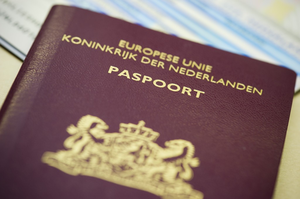 De ANWB wil een verbod op het inleveren van het paspoort van vakantiegangers bij vakantieverblijven en verhuurbedrijven, omdat het risico van identiteitsfraude groot is.