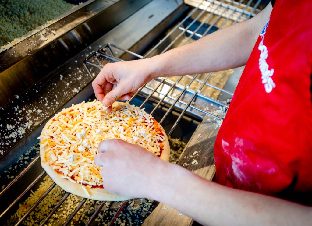 Pizzeriaketen Domino's gaat vanaf volgende week in Australië satellieten gebruiken om zijn klanten te volgen. Wanneer klanten de winkel naderen, kan Domino's tot het laatste moment wachten om de pizza's in de oven te schuiven. Zo kan de versheid van de producten worden gegarandeerd, zei het bedrijf donderdag. Domino's voerde tien jaar geleden al de mogelijkheid in om de pizzabezorgers te volgen. Het bedrijf experimenteert ook met bezorgrobots en supersnelle ovens. "Tijd is de vijand van voedsel'', zei topman Don Meij donderdag in een verklaring. "Hoe langer hij ligt te wachten, hoe slechter de pizza.'' De klanten moeten er overigens wel voor kiezen om te worden gevolgd. Ze kunnen dat doen met hun smartphone.