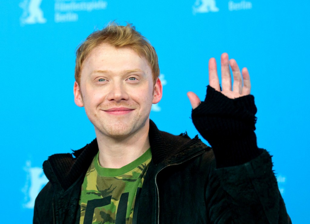 Met de spreuk Alohomora open je ramen en deuren in de Harry Potter-reeks, en met Reparo repareer je kapotte objecten. Acteur Rupert Grint, bekend van zijn rol als Ron Wemel in de Potter-films, probeert nu te toveren met zijn boekhouding. De 27-jarige Engelsman eist een groot bedrag aan te veel betaalde belasting terug van de Britse fiscus, schrijft de Daily Mail. Volgens zijn accountant Dan Clay gaat het om een som van zo'n 1 miljoen pond. Grints vermogen wordt geschat op 24 miljoen pond. Het geschil draait om de aangifte van Grint tussen 2008 en 2010. Op aanraden van accountant Clay beëindigde de acteur het boekjaar op 5 april 2010, tevens het jaar dat het hoogste belastingtarief in Groot-Brittannië werd opgekrikt naar 50 procent. De accountant had becijferd dat Grint fiscaal gezien zo beter af was en geld terug kon vragen van de Belastingdienst. De truc is legaal, benadrukt Grints advocaat tegenover de Britse krant. "Het gaat hier niet om belastingontwijking. Hij heeft al zijn belasting al afgedragen. Als hij de zaak wint, krijgt hij geld terug." De Belastingdienst ging niet akkoord met het verkorten van het boekjaar. Daardoor ontstond er namelijk een boekhouding over een periode van 20 maanden en dat is tegen de regels. Grints accountant claimt dat hij van plan was om dat op te knippen in een periode van twaalf en eentje van acht maanden. Grint zelf gaf tijdens zijn verhoor aan niet al te veel verstand te hebben van fiscale regels. Hij vertrouwt op het advies dat zijn accountant hem gaf. De zaak kwam maandag voor de Londense rechter. De hoorzitting duurt tot en met woensdag.