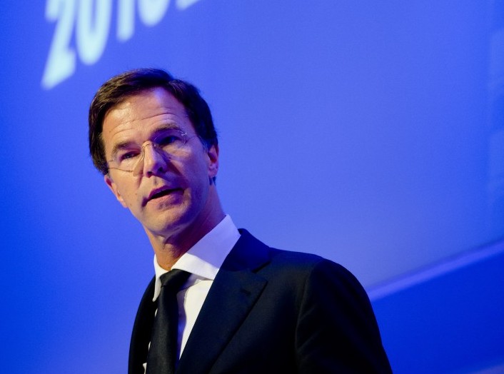 Premier Mark Rutte hoopt dat het gezond verstand zegeviert bij de Britten en dat Groot-Brittannië onderdeel blijft van de Europese Unie. Intussen pleit tabloidkrant The Sun openlijk voor een Brexit. Nederland zal bij een Brexit profiteren van een uittocht aan financiële instellingen uit Londen maar op de lange termijn is het beter dat het land in de Europese Unie blijft. Dat zegt premier Mark Rutte in een interview met persbureau Bloomberg. ,,Het zal Amsterdam misschien op de korte termijn duidelijk helpen. Maar op langere termijn zijn we allemaal beter af als Groot-Brittannië lid blijft'', citeert Bloomberg Rutte in het Engels over een mogelijk verhuizing van firma's uit de Britse hoofdstad. ,,Ik wil dat Groot-Brittannië blijft en dat Londen bloeit en ik denk dat Londen en Amsterdam naast elkaar kunnen bestaan.''