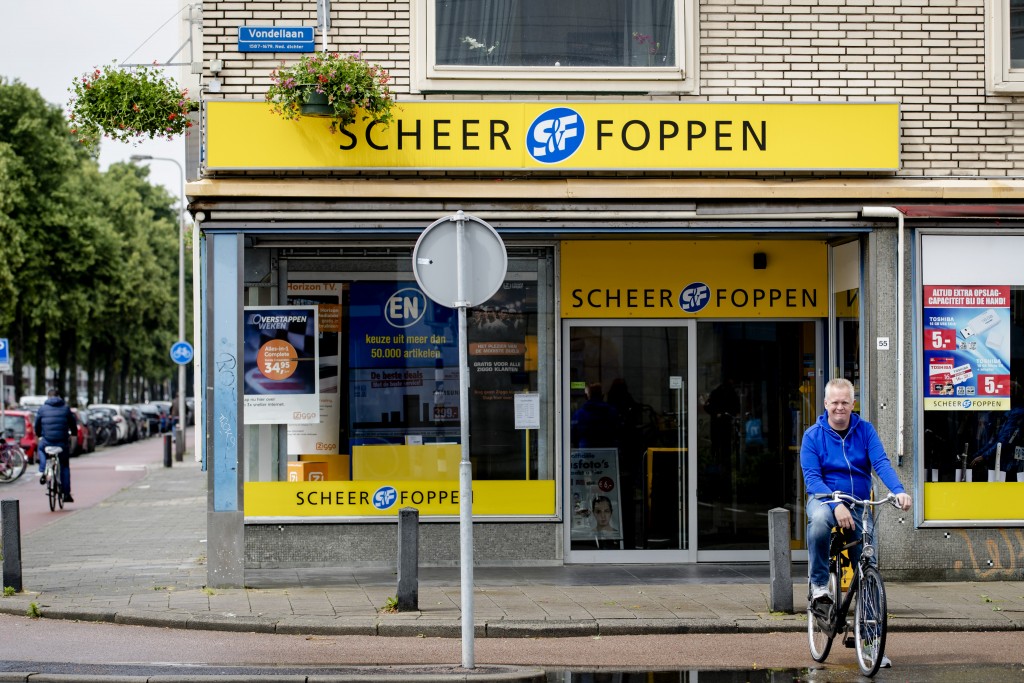 De failliete elektronicaketen Scheer & Foppen maakt mogelijk toch een doorstart. Inmiddels hebben zich negen kandidaten bij de curatoren gemeld en dat aantal kan nog oplopen, liet curator Bavo König donderdag weten. De directie van het bedrijf voerde voor het faillissement al tal van gesprekken met voor de hand liggende overnamekandidaten, maar dat liep op niets uit. Hierdoor ontstond twijfel over de haalbaarheid van een doorstart. Curatoren praten over doorstart De curatoren willen op korte termijn met de partijen in gesprek gaan. Het is de bedoeling dat eind juni knopen worden doorgehakt. Tot die tijd blijven de winkels van Scheer & Foppen gewoon open en leveren de webwinkels nog producten. De meer dan vijftig jaar oude familieonderneming met 56 filialen werd dinsdag failliet verklaard en voor alle 475 medewerkers is ontslag aangevraagd. Het bedrijf, dat vooral in het noordoosten van het land te vinden is, kampte al jaren met een teruglopende omzet door toenemende concurrentie van webwinkels.