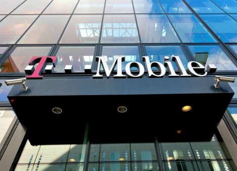 Bijna de voltallige top van T-Mobile Nederland stapt op. Hoogste baas Mark Klein keert in september terug naar Duitsland, waar hij aan de slag gaat bij verzekeraar ERGO. Deze zomer wordt bekend wie hem opvolgt, meldde de mobiele aanbieder woensdag.