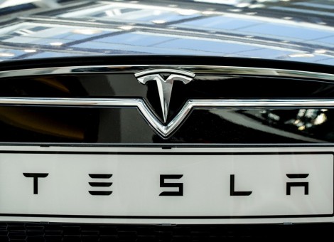 Elektrische autobouwer Tesla heeft dinsdag een bod gedaan op zonne-energiebedrijf SolarCity. Beide bedrijven worden gecontroleerd door Elon Musk. Hij is zelf de grootste aandeelhouder van zowel Tesla als SolarCity, maar zal zich onthouden van de stemming over het bod.