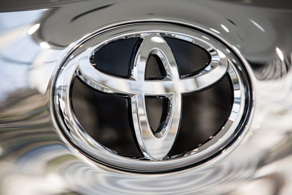 Toyota roept tienduizenden auto's in Nederland terug naar de dealer. Vanwege mogelijke problemen met zogenoemde gordijnairbags worden er 17.220 auto's gecontroleerd. Ook worden uit voorzorg de koolstoffilters van een aantal modellen vervangen omdat deze mogelijk niet goed functioneren, daarbij gaat het om 41.334 auto's.