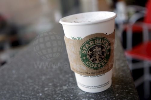 Een federale rechter in de VS heeft vrijdag twee klanten van Starbucks groen licht gegeven om tegen de koffiegigant te procederen. Dit meldt The Guardian. De eisers vinden dat Starbucks haar klanten bedriegt door lattes te verkopen die 25 procent te klein zijn. Starbucks zou daarmee flink wat geld besparen op melk, een van de bestanddelen van de latte. Volgens de eisers gaat het om miljoenen dollars.