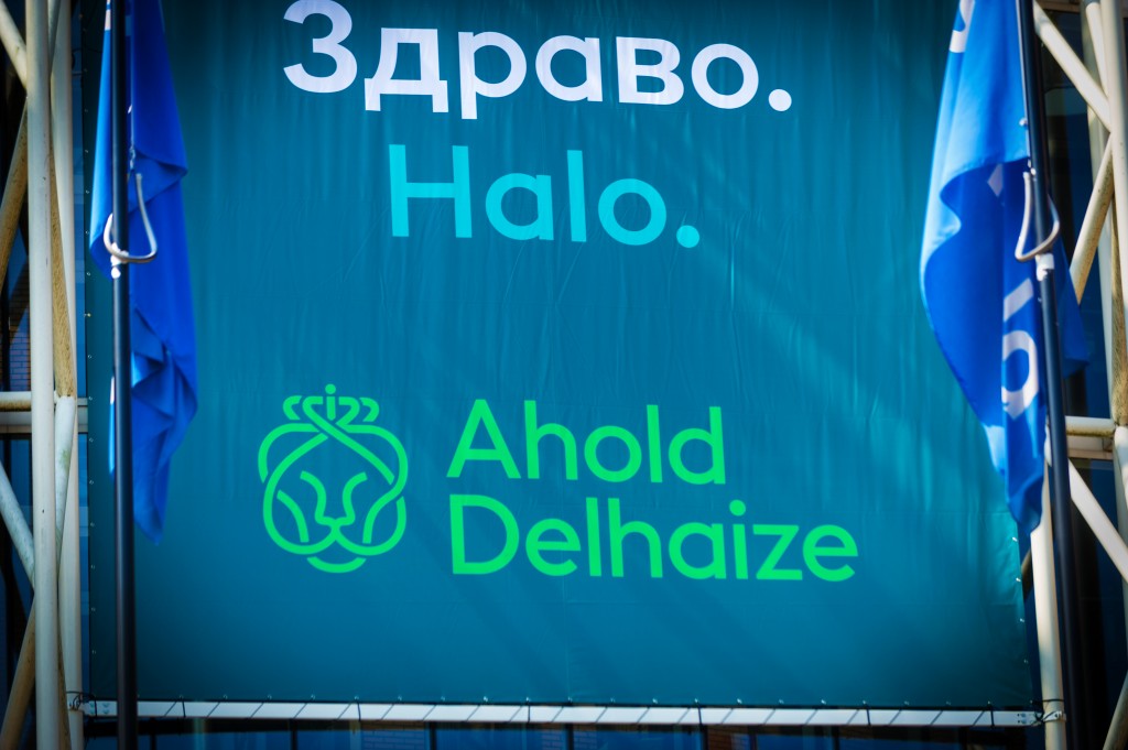 De fusie tussen Ahold en Delhaize is voltooid. En daar hoort een nieuw logo bij. De kroon van het koninklijke Ahold uit Zaandam is in het nieuwe beeldmerk gezet op het hoofd van de leeuw van het Belgische Delhaize