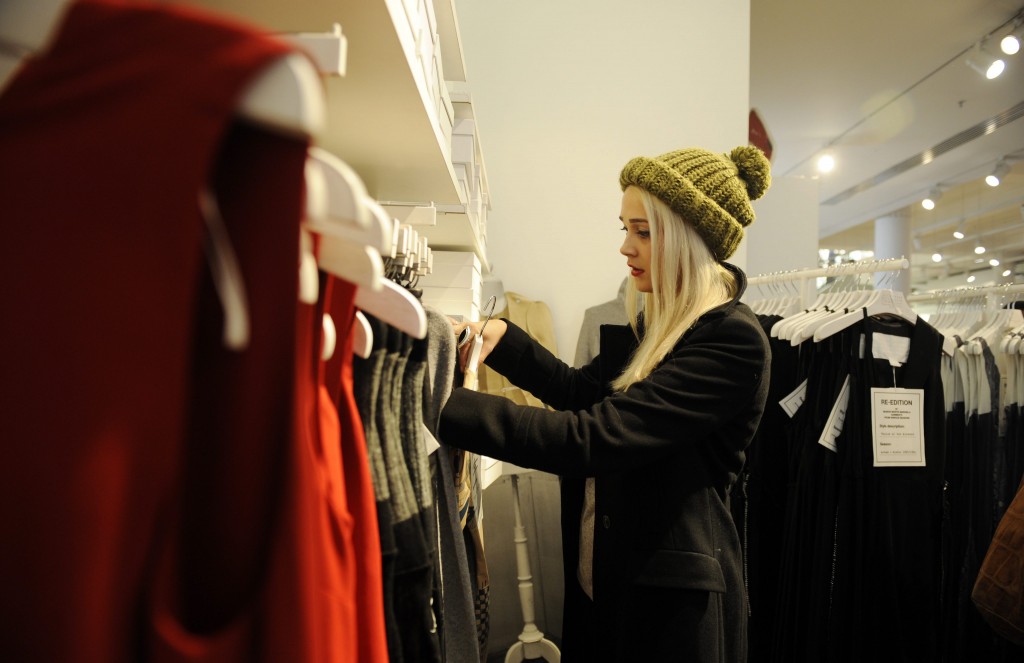 H&M en Zara hebben elke maand iets nieuws in de winkel hangen. Op die manier kunnen ze razendsnel inspelen op nieuwe trends. Maar dat is niet eenvouding, schrijft Retailwatching.nl. Hoe doen die winkels dat toch?