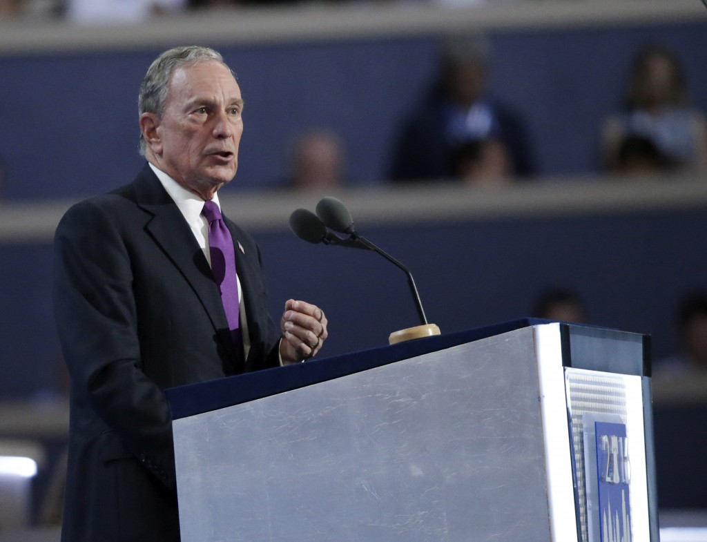 Zakenman en miljardair Michael Bloomberg sprak op de Democratische Conventie in Philadelphia. In zijn toespraak veegde hij de vloer aan met Donald Trumps kwaliteiten als ondernemer. Hij noemt hem een 'ramp' en een 'oplichter'.