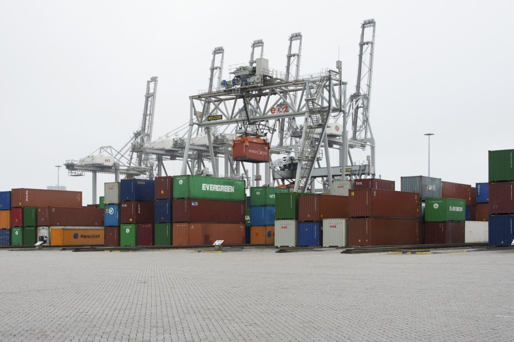 De overslag in de haven van Rotterdam is in het eerste halfjaar met 3 procent afgenomen tot ruim 229 miljoen ton. De daling zit hem vooral in de afhandeling van kolen, ertsen en containers. De hoeveelheid verwerkte olieproducten bleef redelijk wel redelijk op peil.