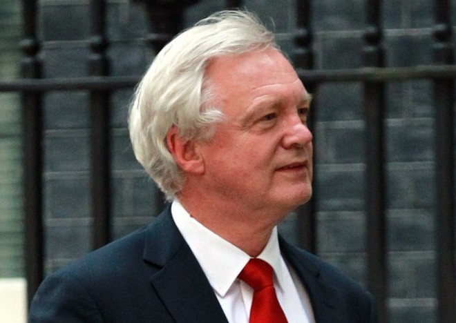 Het Verenigd Koninkrijk wil pas rond de jaarwisseling officieel overleg met Brussel voeren over een uittreding uit de Europese Unie. Dat heeft de nieuwe Brexit-minister David Davis vrijdag gezegd. De EU dringt er juist op aan de onderhandelingen, die twee jaar mogen duren, zo snel mogelijk te beginnen. Davis zei verder tegen het Britse persbureau PA dat de regering van de nieuwe premier Theresa May als eerste prioriteit heeft vrijhandelsverdragen te sluiten met de Verenigde Staten en China. Britse ondernemers krijgen dan toegang tot een vrijhandelszone die ,,bijna twee keer zo groot is als de EU''.