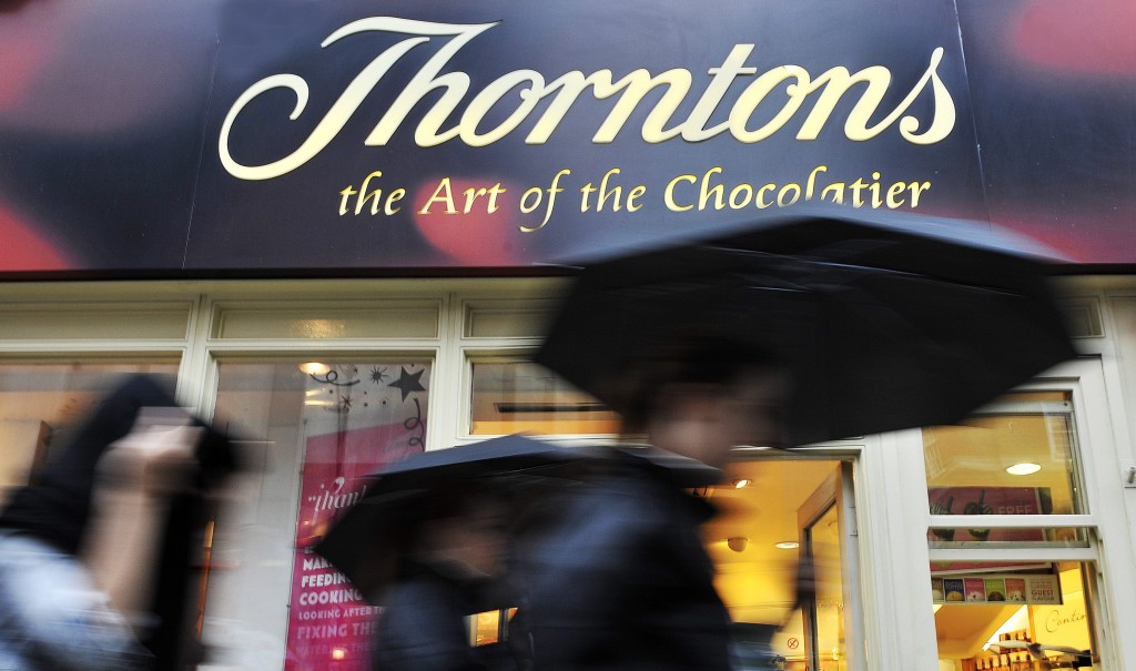 Chocola wordt binnenkort mogelijk duurder in het Verenigde Koninkrijk als gevolg van het Brexit-referendum. De daling van het Britse pond heeft een fors effect gehad op de cacaoprijzen op de Londense termijnmarkt. Op de grondstoffenmarkt in Londen is de prijs van cacao, genoteerde in ponden, flink in prijs omhoog gegaan, meldde het economisch bureau van ABN AMRO vrijdag.
