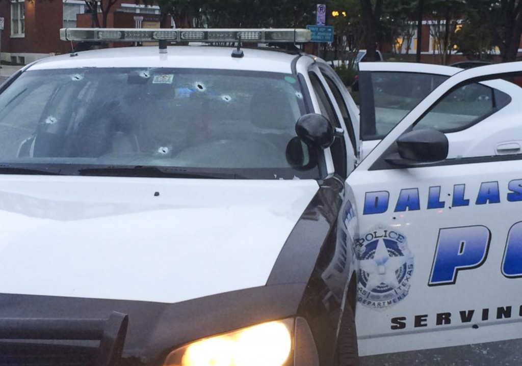In de Amerikaanse stad Dallas hebben scherpschutters tijdens een demonstratie op agenten geschoten. Vier agenten zijn gedood. De politie in Dallas heeft inmiddels een parkeergarage omsingeld waar een verdachte van de beschieting van het doodschieten van vier agenten donderdagavond zich heeft verschanst. De politie en de verdachte hebben schoten uitgewisseld, meldt de lokale nieuwszender CBS 11. ,,Het einde is nabij'', zou de schutter de politie hebben medegedeeld. Hij zou beweren meerdere explosieven te hebben verborgen.