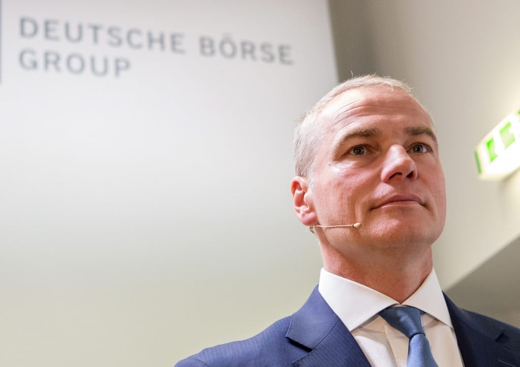 De aandeelhouders van het Britse beursbedrijf London Stock Exchange (LSE) hebben maandag vrijwel unaniem ingestemd met de fusie met Deutsche Börse. Maar Duitse toezichthouders kunnen nog dwars gaan liggen. De fusiedeal tussen de London Stock Exchange (LSE) en Deutsche Börse werd gesteund door 99,9 procent van de stemmen, onder de aandeelhouders van de LSE. De twee beursbedrijven bereikten in maart overeenstemming over een fusie, waarbij aandeelhouders van Deutsche Börse 54,4 procent van de aandelen in het nieuwe bedrijf krijgen en de huidige aandeelhouders van LSE de rest. Het nieuwe fusiebedrijf krijgt hoofdkantoren in Frankfurt en Londen en een bestuur waarin beide bedrijven evenredig worden vertegenwoordigd.