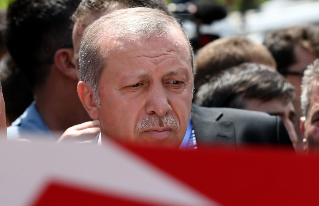 Visumvrij reizen vanuit Turkije naar de Europese Unie en ook onderhandelingen over een Turks lidmaatschap van de EU staan op het spel, nu de Turkse president Erodgan zich harder lijkt op te stellen na de mislukte legercoup. De couppoging in Turkije heeft mogelijk ook gevolgen voor het geplande visumvrij reizen van Turken naar de Europese Unie. EU-commissaris Günther Oettinger zei tegen Duitse media niet te verwachten dat Turken dit jaar al zonder visum naar de EU kunnen komen. De EU en Turkije spraken eerder af dat het land bootvluchtelingen terugneemt. In ruil zouden Turken op termijn visumvrij naar de EU mogen reizen, mits hun land aan alle voorwaarden voldoet. Oettinger verwacht niet dat voor het einde van het jaar groen licht wordt gegeven voor het schrappen van de visumverplichting.