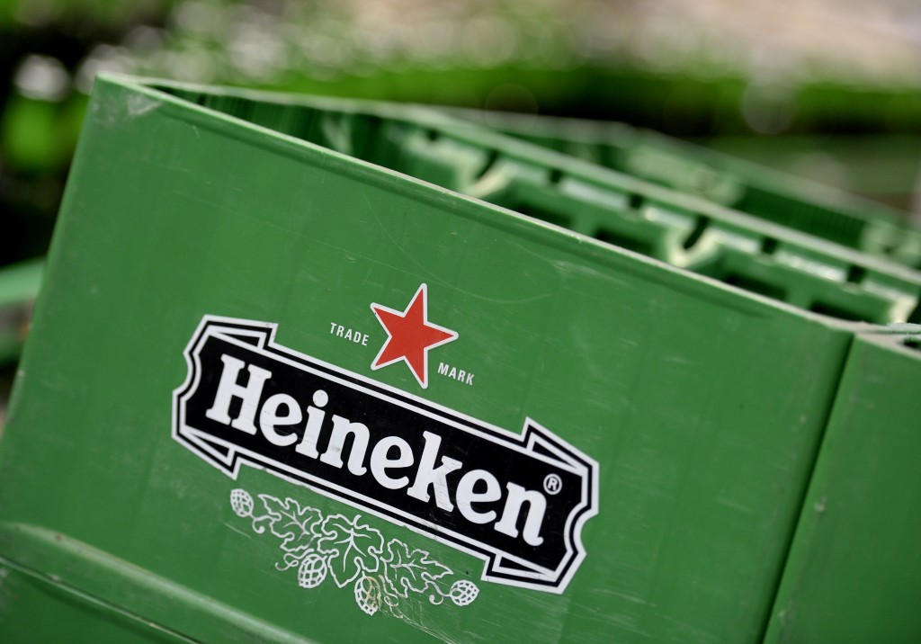 Jumbo overweegt ,,juridische stappen'' tegen Heineken omdat de super geen kratjes bier meer geleverd krijgt. De keten zegt al enige tijd met Heineken in conflict verwikkeld te zijn, en bracht dit maandag naar buiten in paginagrote advertenties in diverse ochtendkranten.