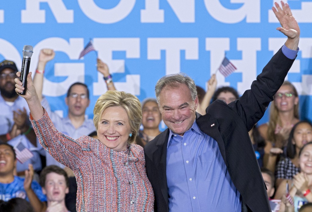 Hillary Clinton heeft senator Tim Kaine als kandidaat voor het vicepresidentschap gekozen. De Democratische presidentskandidate zei dit tijdens een bijeenkomst in Tampa. "Ik ben opgewonden om Tim Kaine als mijn running mate aan te kondigen, een man die zich heeft toegewijd om te vechten voor anderen’’, aldus de politica op Twitter. Kaine is momenteel senator voor Virginia, een belangrijke swing state in de komende verkiezingen. Hij geldt als een populaire politicus, die vloeiend Spaans spreekt en een Afrikaans-Amerikaanse kerk bezoekt.