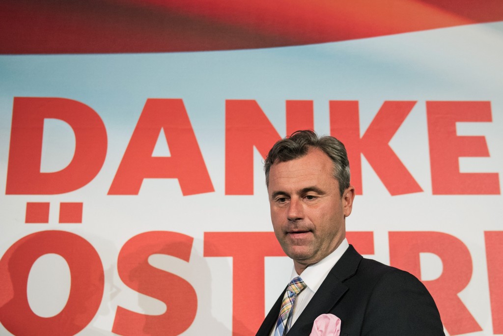 De Oostenrijkse presidentsverkiezing moet worden herhaald wegens onregelmatigheden bij het tellen van de stemmen. Dit heeft het Constitutionele Hof van het land vrijdag beslist. De verkiezing was betwist door de rechtse FPÖ. De verkiezing was met een verschil van 31.000 stemmen gewonnen door Alexander van der Bellen, de onafhankelijke kandidaat die steun kreeg van de Groenen. FPÖ-kandidaat Norbert Hofer had het nakijken, naar deFPÖ legde zich niet neer bij de uitslag en wendde zicht tot tet grondwettelijke hof.