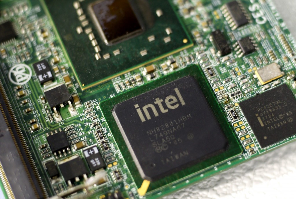 Intel blijft last houden van de mindere vraag naar pc's, en ook de resultaten van de cloud-divisie vallen tegen. De omzet steeg weliswaar, maar de winst halveerde tot 1,3 miljard dollar.