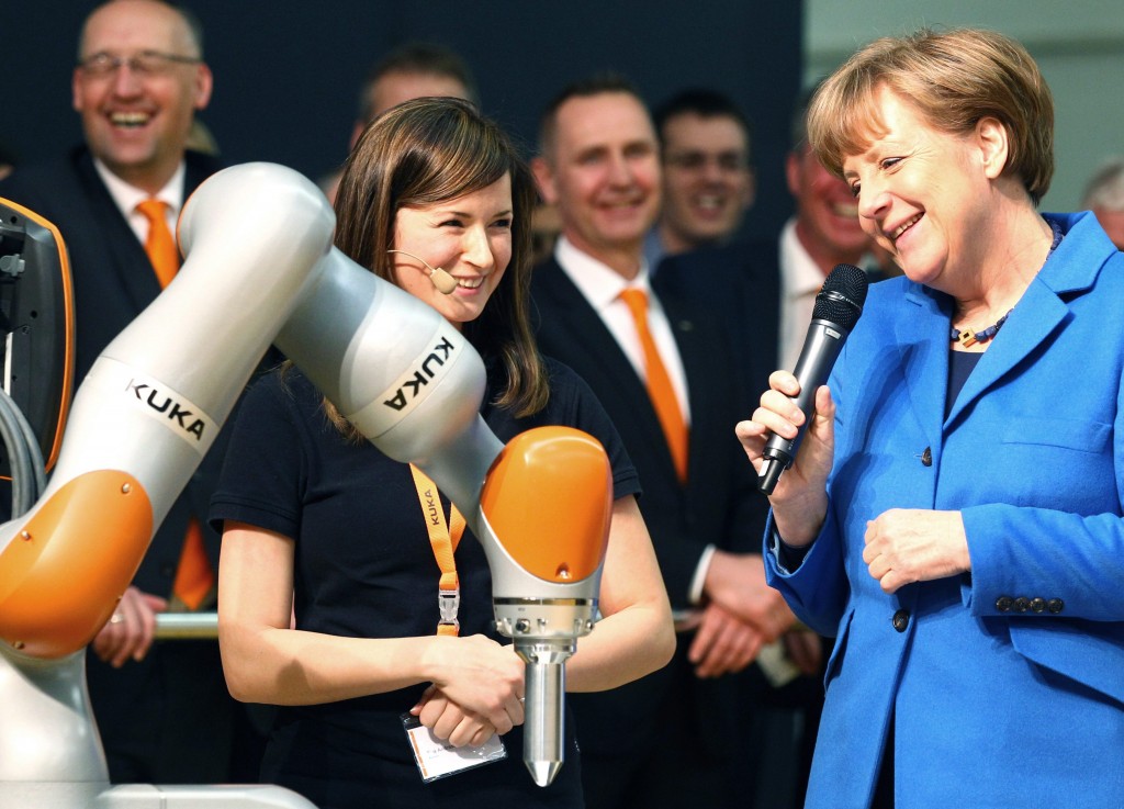 Bondskanselier Angela Merkel bewondert een Kuka-robot bij de thuisbasis van de multinational in Augsburg. Foto: EPA