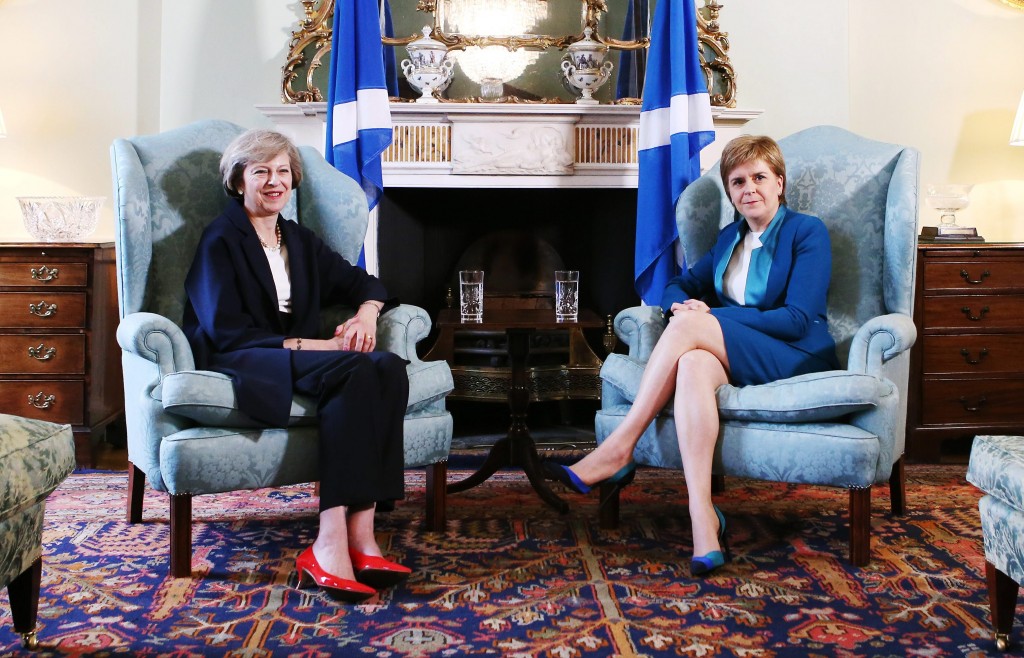 De Britse premier Theresa May wil eerst proberen Schotland binnen het Verenigd Koninkrijk te houden, voordat ze gaat onderhandelen met de Europese Unie over de Brexit. Dat bleek vrijdag na afloop van gesprekken tussen de nieuwe Britse premier Theresa May en de eerste minister van Schotland, Nicola Sturgeon. Duidelijk werd ook dat May en Sturgeon uiteenlopende agenda's hebben, zo meldde persbureau Reuters. May wil aan de ene kant duidelijk ruimte geven voor Schotse inspraak bij de onderhandelingen over het vertrek van het Verenigd Koninkrijk uit de Europese Unie. Maar tegelijk vindt ze dat de Schotten geen tweede referendum over onafhankelijkheid zouden moeten houden.