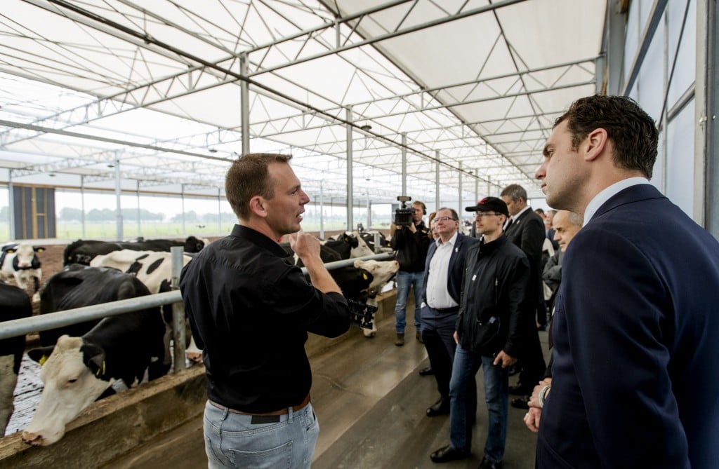 De Europese Commissie stelt 500 miljoen euro beschikbaar voor steun aan boeren. Dit in verband met de forse prijsdalingen van onder meer melk. Dat blijkt uit een pakket voorstellen die EU-commissaris Phil Hogan (Landbouw) maandag in Brussel presenteerde aan de EU-ministers van Landbouw.