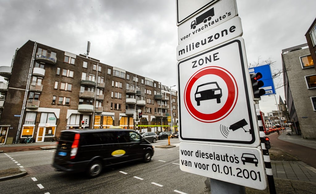 Het aantal oude dieselauto's op de Nederlandse wegen is de afgelopen jaren flink afgenomen. Sinds 2010 gaat het om een afname met 67 procent, meldt het Centraal Bureau voor de Statistiek woensdag.
