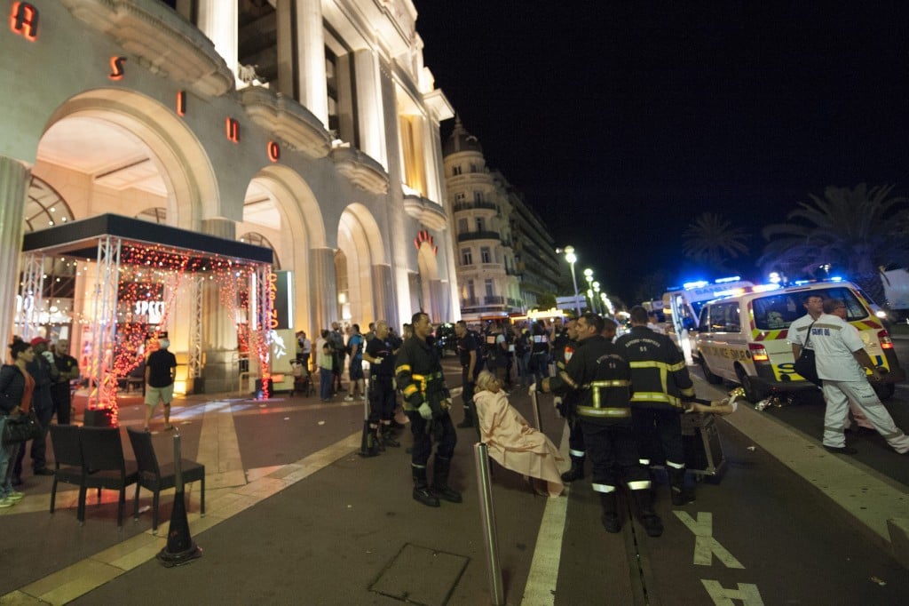 Het aantal doden als gevolg van de aanslag met een vrachtwagen op passanten in Nice is opgelopen tot 84. Dat heeft de Franse minister van Binnenlandse Zaken Bernard Cazeneuve vrijdag meegedeeld. Van achttien gewonden is de toestand kritiek In de cabine van de vrachtwagen die donderdagavond inreed op een mensenmenigte in Nice is een identiteitsbewijs gevonden op naam van een 31-jarige man die de Franse en Tunesische nationaliteit heeft. Of het ook van de dader was, wordt nagetrokken, melden Franse media.