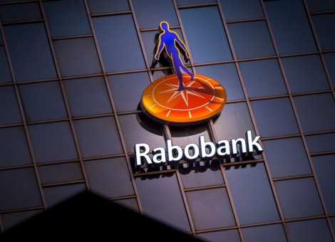 Rabobank wil pas beslissen over deelname aan een uniforme regeling voor de afhandeling van problemen met renteswaps die aan MKB-ondernemers zijn verkocht, als de leden van de coöperatieve bank zich daarover hebben uitgesproken.