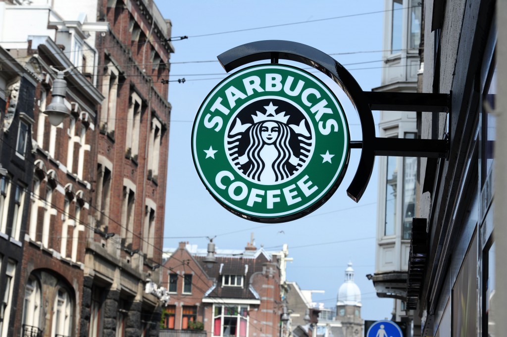 De Amerikaanse koffieketen Starbucks trekt zich voorlopig niets aan van de afkeuring van een overeenkomst met de Nederlandse fiscus door de Europese Commissie. Dat meldt Het Financieele Dagblad vrijdag. Uit de donderdag gedeponeerde jaarrekening van Starbucks Manufacturing Amsterdam blijkt dat het Amerikaanse bedrijf nog steeds dezelfde boekhoudmethode hanteert die zwaar is bekritiseerd door de Europese Commissie. De boekhoudmethode leidt ertoe dat Starbucks over 2015 slechts 435 duizend euro winstbelasting betaalde in Nederland, terwijl er 33 miljoen euro aan royalties worden doorgeschoven naar het Europese hoofdkantoor in Londen.