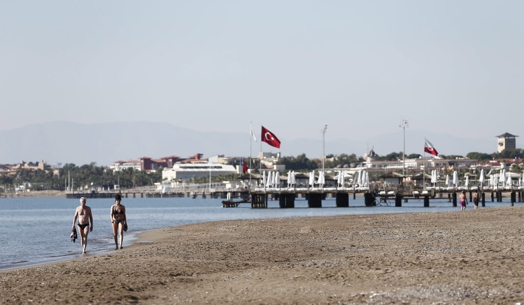 Het ziet ernaar uit dat er voor reizen naar Turkije zondag minder afhakers zijn dan zaterdag. Van de ruim driehonderd reizigers die voor zondag bij Thomas Cook/Neckermann hebben geboekt, ziet tot dusver 12 procent van de vlucht af, aldus een woordvoerster van de reisorganisatie. Zaterdag haakte 20 procent van de 1200 cliënten van Thomas Cook/Neckermann af. ,,Dat er minder mensen afhaken, heeft voor een deel te maken met het feit dat er vanwege het hoogseizoen nauwelijks alternatieven zijn'', weet de woordvoerster ,,En natuurlijk speelt mee dat de mensen gewoon graag op vakantie willen.''