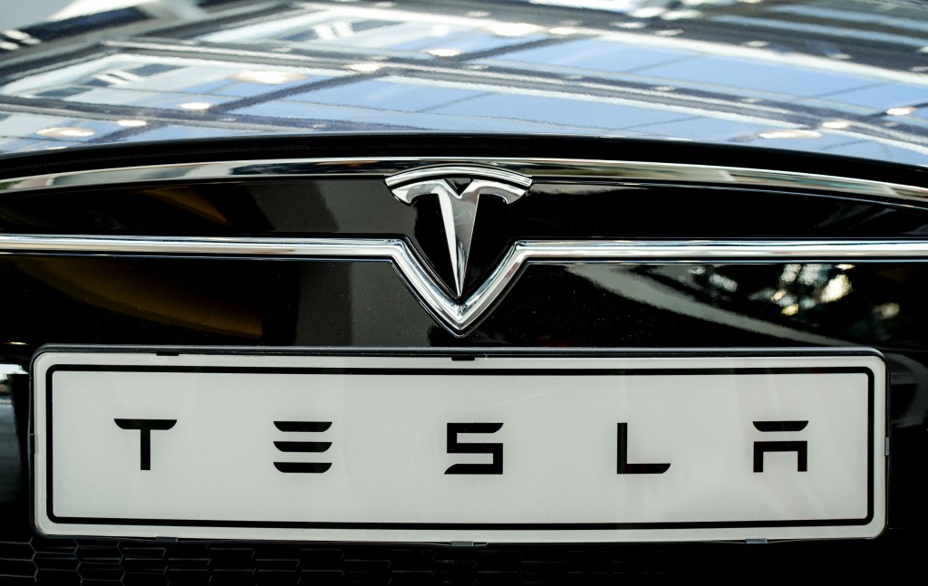 Elektrische autofabrikant Tesla stort zich op de transportsector. Er wordt gewerkt aan een elektrische bus en vrachtwagen, die naar verwachting volgend jaar worden gepresenteerd.