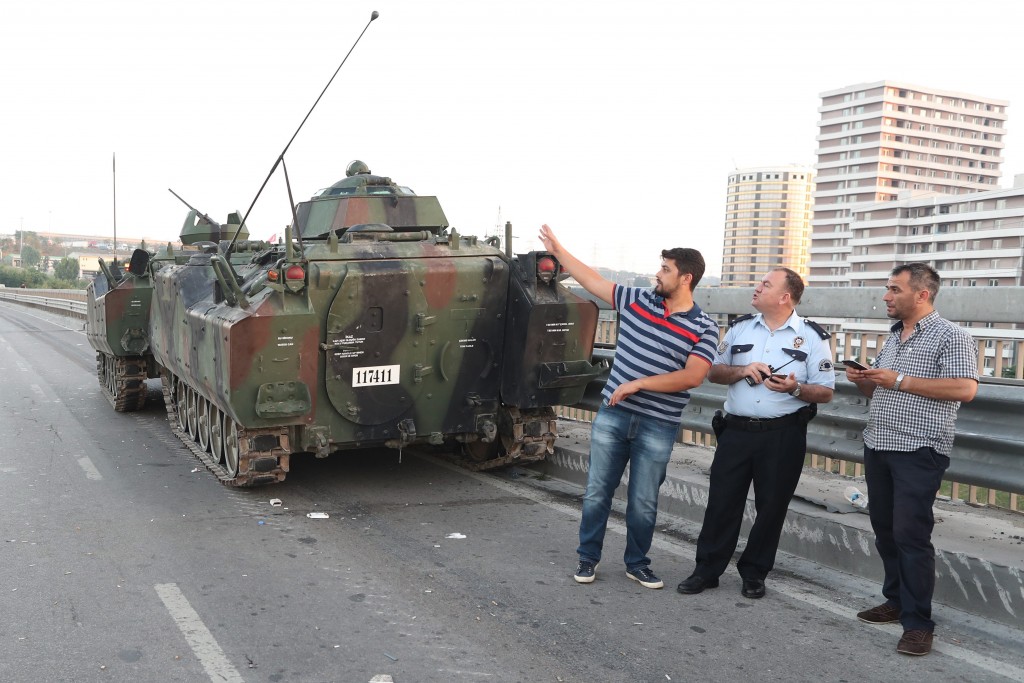 De poging om de Turkse regering omver te werpen lijkt zaterdagochtend te zijn uitgedraaid op een mislukking. Hoewel in de steden Ankara en Istanbul nog steeds schoten klinken, lijkt de krijgsmacht grotendeels trouw te zijn aan de regering. De coupplegers hebben nog wel toestellen van de luchtmacht in handen, maar premier Binali Yildirim kondigde aan dat die zonder pardon uit de lucht worden geschoten. Het dodental van de poging tot een staatsgreep in Turkije is zaterdagochtend opgelopen tot minstens zestig, meldden de autoriteiten. Inmiddels zijn ook 336 mensen opgepakt voor hun rol in de opstand tegen de zittende regering in Ankara.