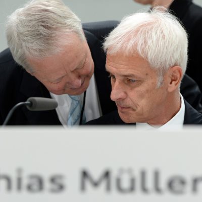 vw porsche De twintig grootste familiebedrijven in Duitsland wisten hun totale omzet in 2015 op te krikken tot meer dan 1.000 miljard euro. Dat blijkt uit een inventarisatie van het Institut für Familienunternehmen uit Stuttgart, waarover Der Spiegel bericht. Het toplijstje ziet er als volgt uit (klik voor uitvergroting). Dit bevat zowel bedrijven die niet aan de beursgenoteerd zijn, als beursbedrijven waar families een dominante positie bekleden.
