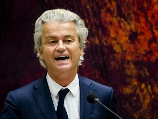 De politieke chaos die de Britse politiek over zichzelf heeft afgeroepen na het Brexit-referendum oogt niet bepaald uitnodigend. Toch wil PVV-leider Geert Wilders dat Nederland het Britse voorbeeld volgt. De contouren van zijn plan beginnen steeds duidelijker te worden, analyseert Z24's Jeroen de Boer. Binnen twee weken na het Brexit-referendum van 23 juni verliet de belangrijkste Brexiteers het strijdtoneel: Boris Johnson en Michael Gove sneuvelden in de strijd om de opvolging van premier David Cameron, en UKIP-leider Nigel Farage kondigde doodleuk aan dat hij ermee stopte omdat hij "zijn leven terug wilde". De kans op een referendum over het lidmaatschap van de Europese Unie is klein in Nederland, maar duidelijk is dat PVV-leider Geert Wilders van de Nexit een dominant thema wil maken in de aanloop naar de Tweede Kamer-verkiezingen van maart 2017. Gelukkig krijgen Nederlandse kiezers daarbij één harde belofte. Mocht het tot een Nexit-referendum komen waarbij een meerderheid van de Nederlanders vóór het vertrek uit de Europese Unie stemt, dan loopt Wilders niet weg. "Als de Nederlanders volgend jaar kiezen voor een referendum en een Nexit, dan ga ik niet de week erna op het strand gaan liggen en doen alsof er niets is ­gebeurd", zo gaf Wilders afgelopen weekend aan tegenover Het Nieuwsblad uit Vlaanderen. Die staat.