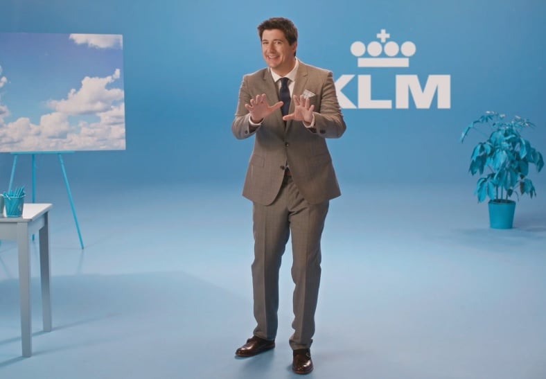 KLM, dat is toch een melkmerk? Of een radiostation? De gemiddelde Amerikaan heeft geen idee dat het ook een Nederlandse vliegmaatschappij is. Een reclamecampagne met een flinke dosis humor en zelfspot moet daar verandering in brengen.