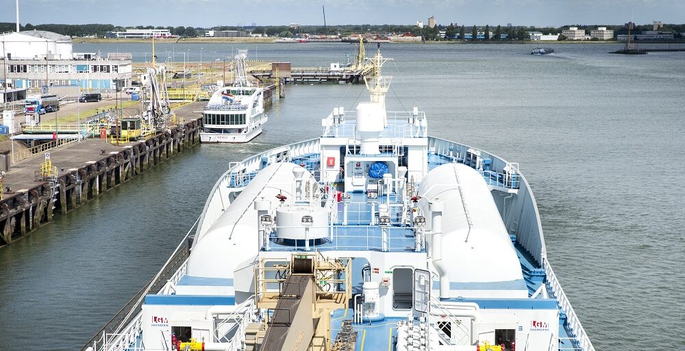 Vloeibaar aardgas dat per schip uit Afrika of het Midden-Oosten wordt aangevoerd, moet een belangrijkere rol gaan spelen voor de scheepvaart in Rotterdam. Nederland zie zijn eigen gasvoorraden gestaag slinken, maar die krimp wordt deels gecompenseerd door de aanvoer van buitenlands aardgas. Zo heeft Rotterdam een eigen terminal waar schepen die vloeibaar aardgas (LNG) transporteren kunnen aanleggen. Die vloeibare aardgas kan vervolgens weer omgevormd worden tot brandstof voor onder meer schepen.