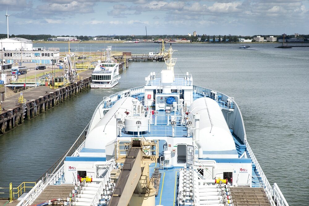 Vloeibaar aardgas dat per schip uit Afrika of het Midden-Oosten wordt aangevoerd, moet een belangrijkere rol gaan spelen voor de scheepvaart in Rotterdam. Nederland zie zijn eigen gasvoorraden gestaag slinken, maar die krimp wordt deels gecompenseerd door de aanvoer van buitenlands aardgas. Zo heeft Rotterdam een eigen terminal waar schepen die vloeibaar aardgas (LNG) transporteren kunnen aanleggen. Die vloeibare aardgas kan vervolgens weer omgevormd worden tot brandstof voor onder meer schepen.