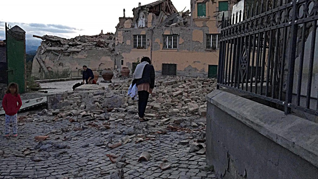 Italië is in de nacht van dinsdag op woensdag getroffen door een behoorlijk zware aardbeving. Zeker dertien mensen zijn om het leven gekomen en het dodental kan nog oplopen. Huizen zijn ingestort. Onder het puin zoeken burgers en reddingswerkers naar doden en overlevenden.