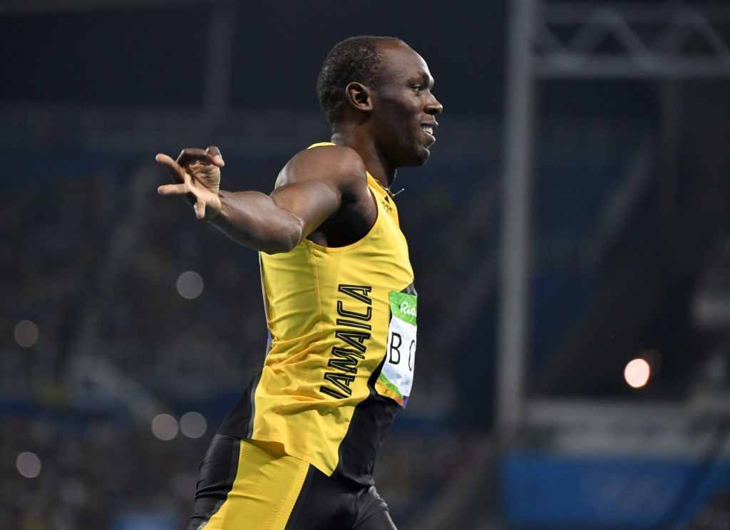 Usain Bolt heeft zijn unieke olympische trilogie voltooid. Het sprintfenomeen won vrijdag op de Spelen van Rio met de Jamaicaanse sprintploeg het goud op de 4x100 meter estafette en bemachtigde daarmee zijn negende gouden olympische plak. Bolt is de eerste atleet die op drie achtereenvolgende Spelen drie gouden plakken wint; hij veroverde in Peking 2008, Londen 2012 en nu in Rio 2016 het goud op de 100, 200 en 4x100 meter. Bolt was de slotloper in het kwartet, dat verder bestond uit Asafa Powell, Yohan Blake en Nickel Ashmeade. Hij moest wel even aanzetten om zijn negende olympische titel veilig te stellen, maar kwam toch met grote voorsprong als eerste over de finish. De winnende tijd was 37,27. Japan pakte verrassend het zilver in 37,60, de Amerikanen moesten genoegen nemen met brons in 37,62.