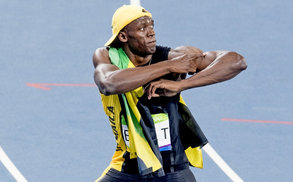 Usain Bolt schreef zondag voor de derde keer de 100 meter bij de Olympische Spelen op zijn naam, maar helemaal tevreden met die grootse prestatie was de Jamaicaan niet. "Ik ben heel blij, maar ik had gedacht dat ik sneller kon'', zei Bolt na afloop. ,,Ach, ik ben gewoon blij dat ik gewonnen heb en dat is het allerbelangrijkste.'' Bolt, die volgende week zijn dertigste verjaardag viert, sprintte in het Olympisch Stadion van Rio de Janeiro naar het goud in 9,81 seconden. ,,Na de halve finale voelde ik me extreem goed. Ik wilde nog harder rennen, maar de pauze tussen de halve finales en finale duurde korter dan normaal. Daardoor had ik minder tijd om te herstellen, terwijl ik in betere vorm ben dan vorig seizoen.''