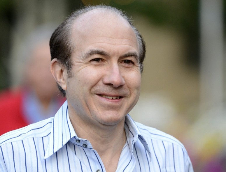 Topman Philippe Dauman van mediareus Viacom ruimt het veld. En krijgt 72 miljoen mee. Mediabedrijf Viacom en grootaandeelhouder Sumner Redstone zijn het na maanden gesteggel eens geworden met topman Philippe Dauman over het beëindigen van diens contract. Dauman krijgt 72 miljoen dollar mee van het moederbedrijf van zenders als MTV, Comedy Central en Nickelodeon, zo melden ingewijden vrijdag tegenover persbureau Bloomberg De schikking is kostbaar, maar wordt toch gezien als een overwinning voor de 93-jarige Redstone en zijn dochter Shari. De twee hebben samen een controlerend belang van 80 procent in Viacom en proberen Dauman al tijden te lozen. Daarmee wilden ze onder meer voorkomen dat hij een grotere vinger in de pap zou krijgen bij een overlijden van Redstone senior.