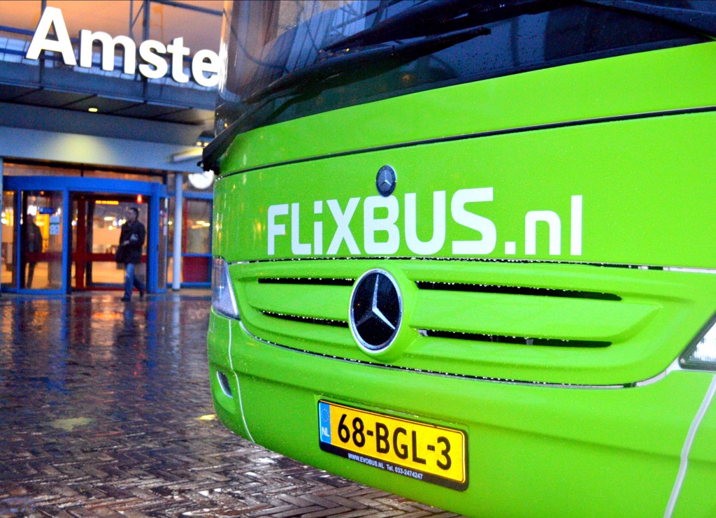 Het Duitse post- en koeriersbedrijf Deutsche Post verkoopt zijn lijnbussendienst voor lange afstanden Postbus aan de eveneens Duitse vervoerder FlixBus.